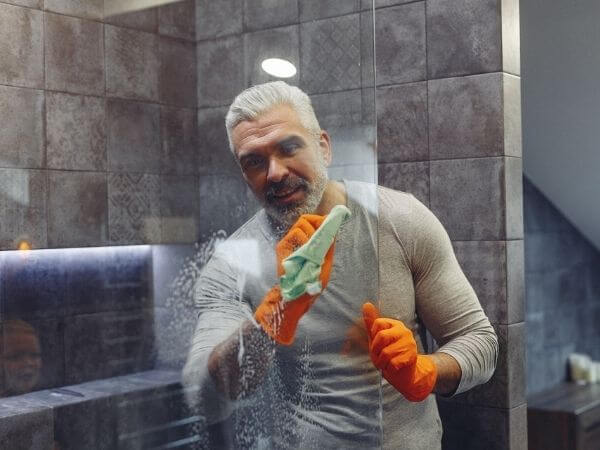 how to clean glass shower doors